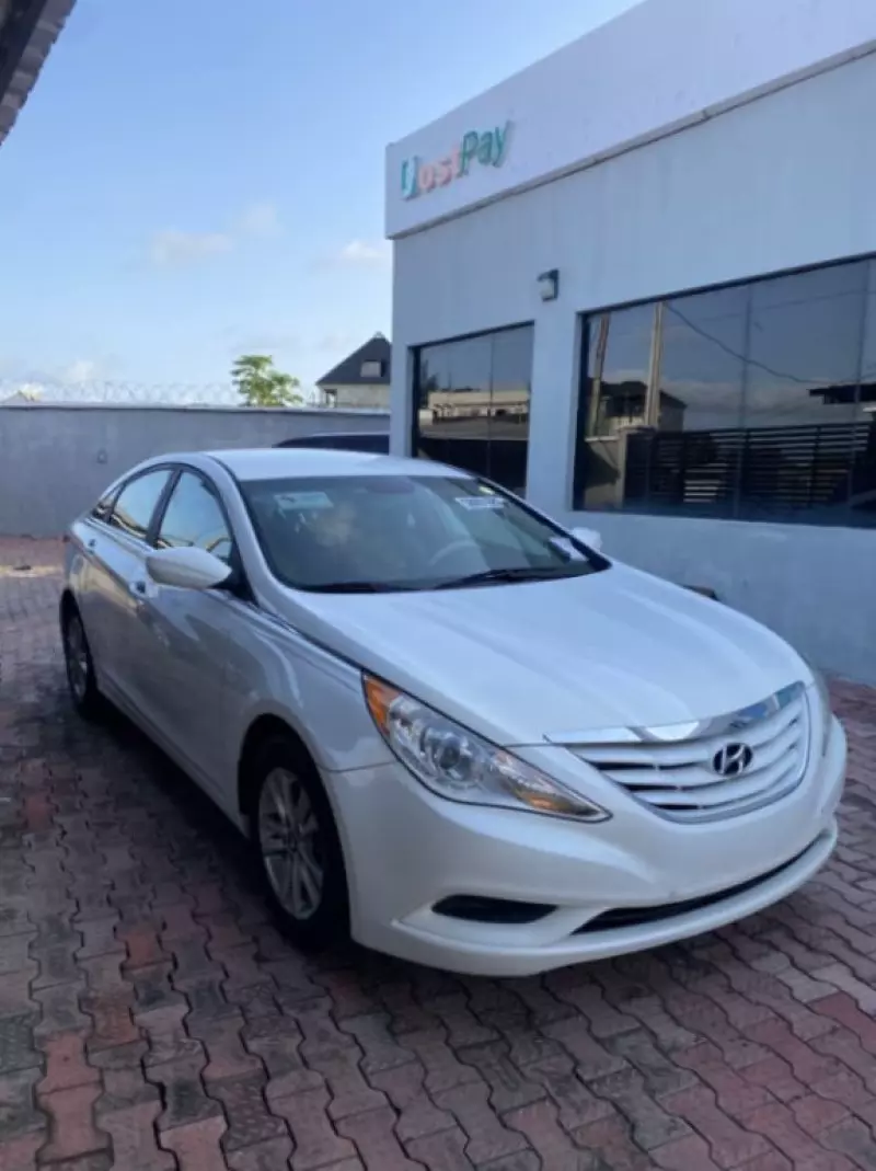 Hyundai Sonata   - 2012