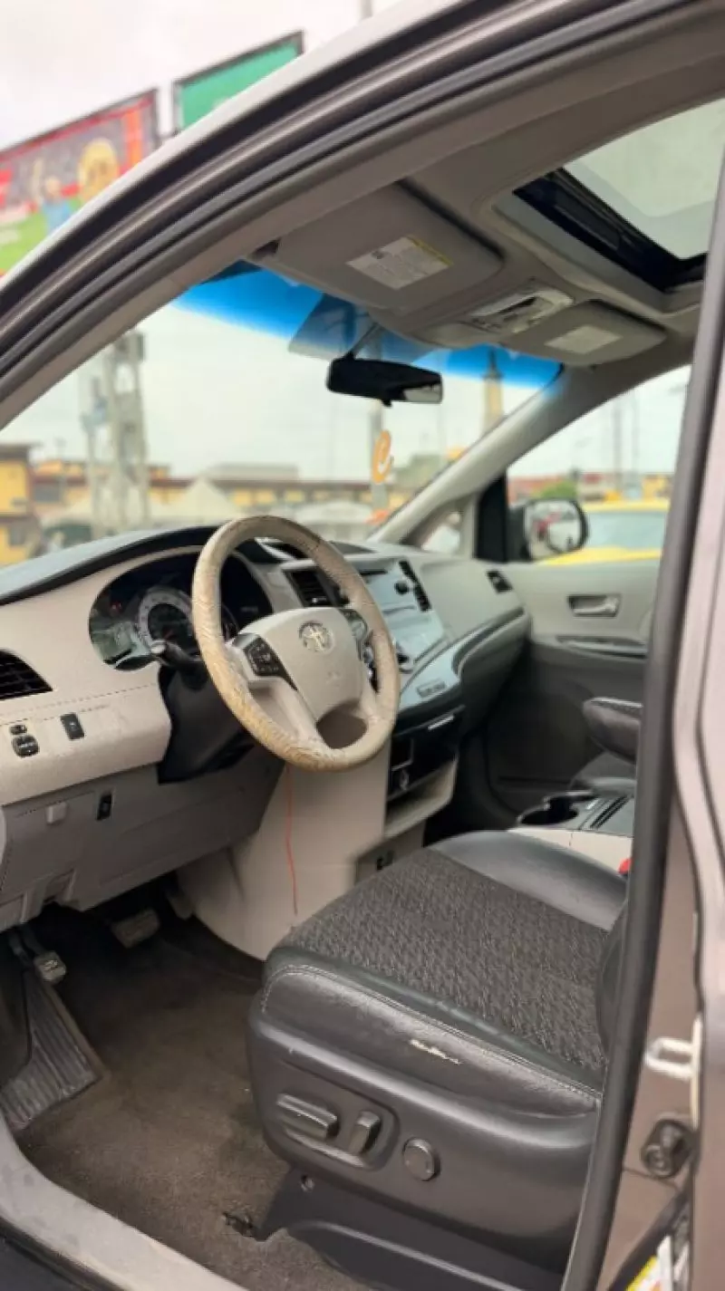 TOYOTA Sienna   - 2012