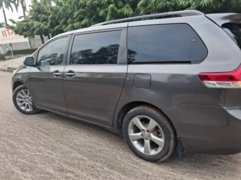 TOYOTA Sienna   - 2011