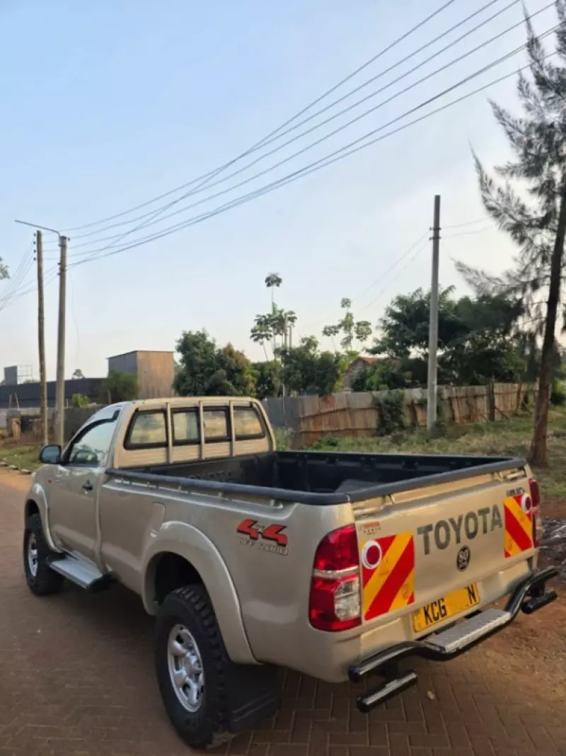 Toyota Hilux   - 2015