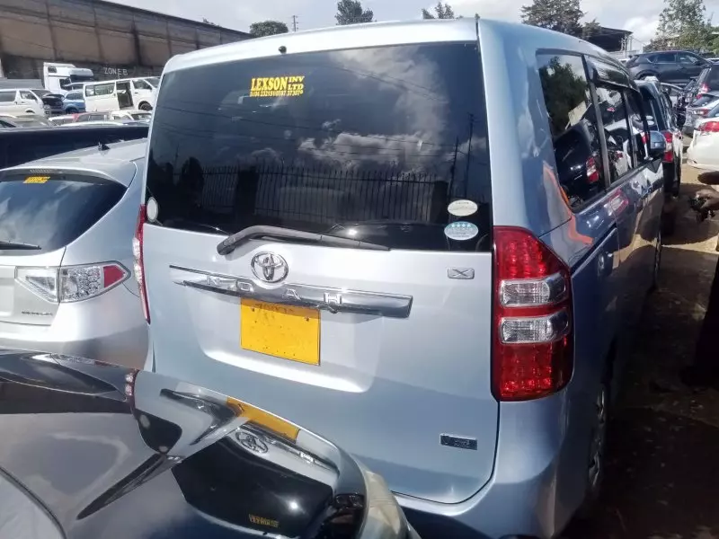 Toyota Noah   - 2011