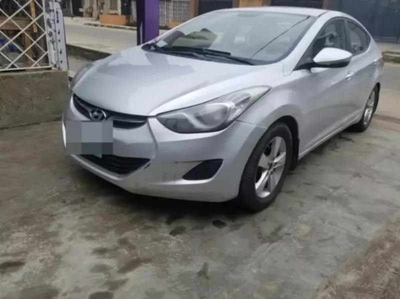 Hyundai Elantra   - 2012