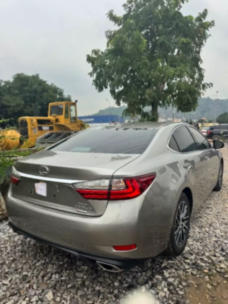 Lexus ES   - 2016