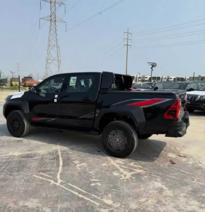 Toyota Hilux   - 2025