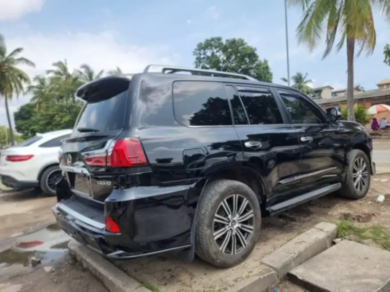 Lexus LX 570   - 2010