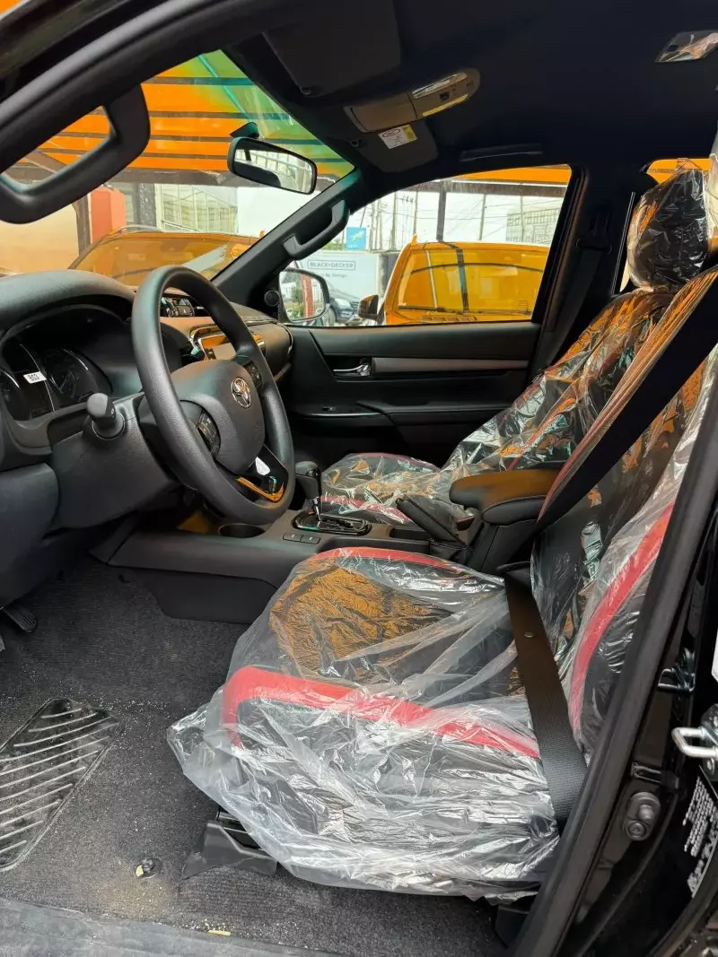Toyota Hilux   - 2025