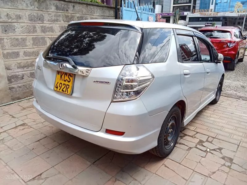 Honda Fit shuttle    - 2011