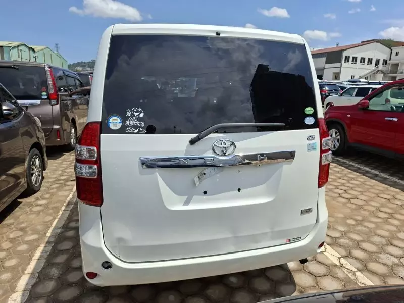 Toyota Noah   - 2013