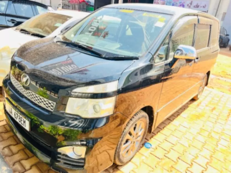 TOYOTA Voxy    - 2012