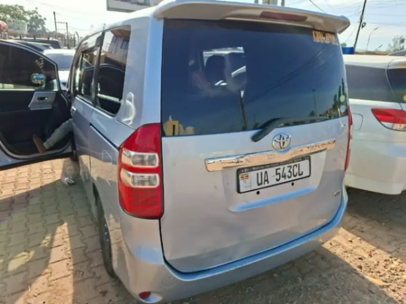 TOYOTA Noah - 2012