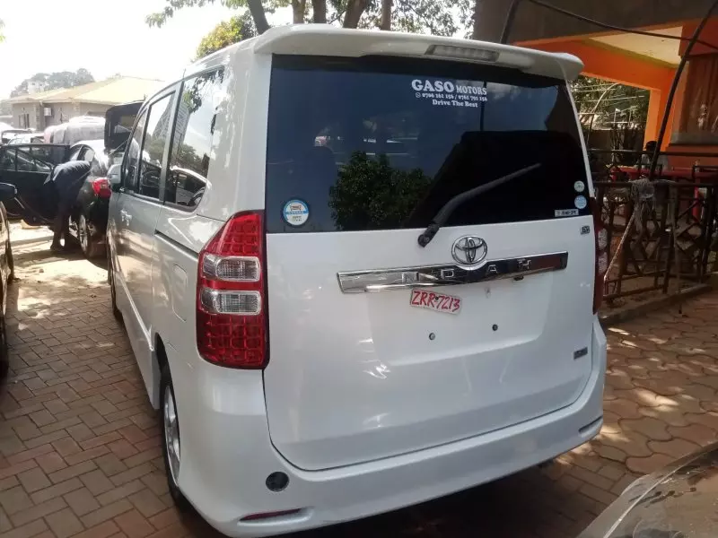 Toyota Noah   - 2012