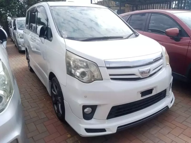 Toyota Noah   - 2012