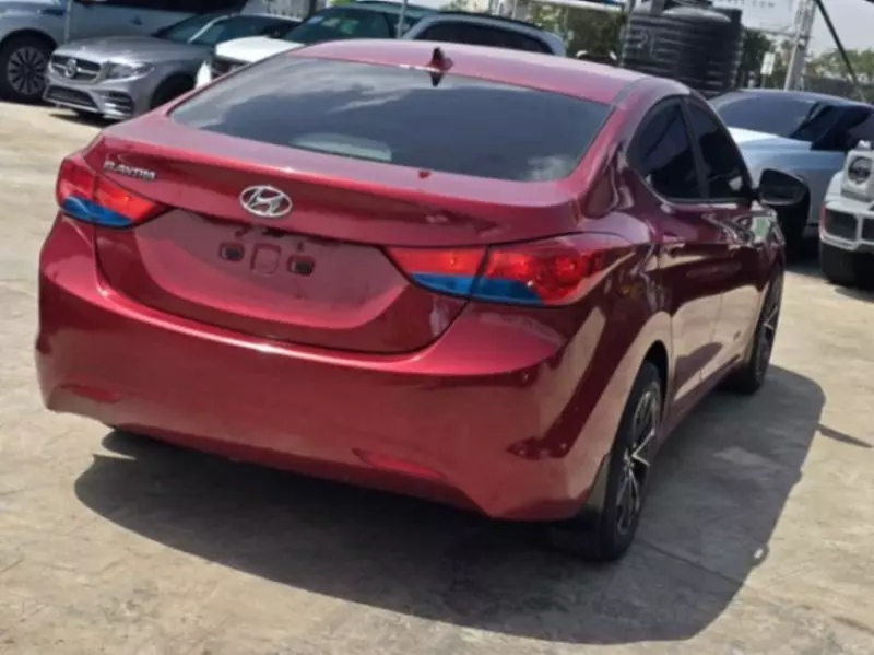 Hyundai Elantra   - 2011