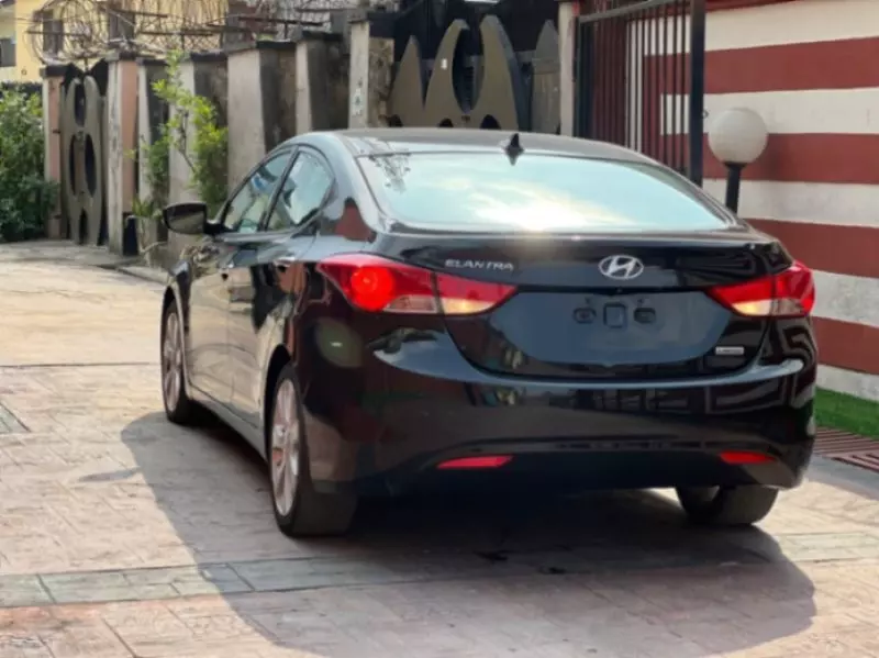 Hyundai Elantra   - 2013