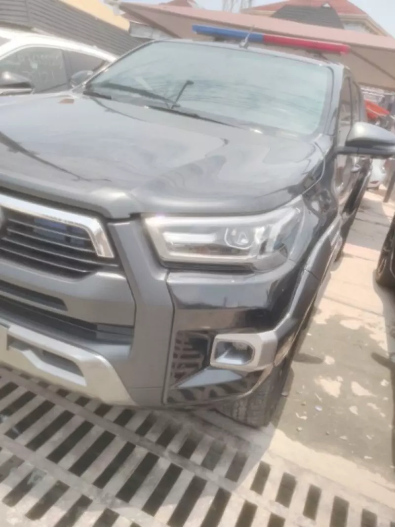 Toyota Hilux   - 2022