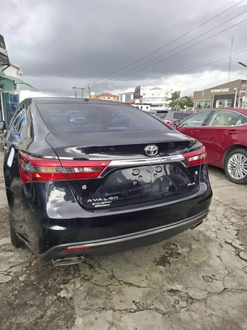 Toyota Avalon   - 2016