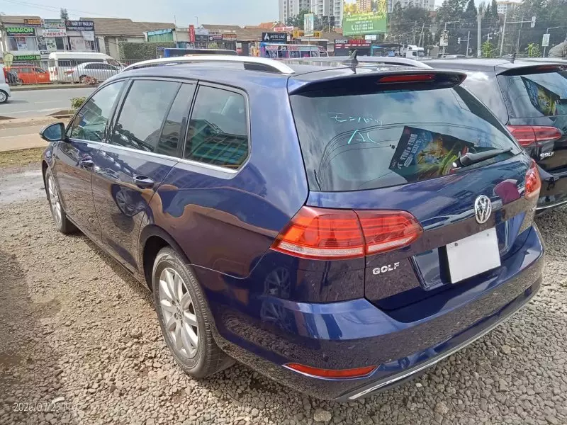 Volkswagen Golf   - 2015