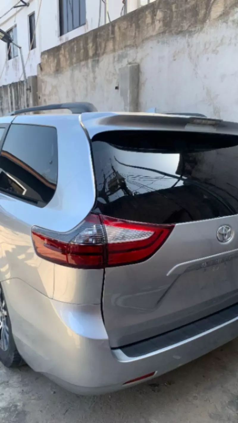 TOYOTA Sienna   - 2019