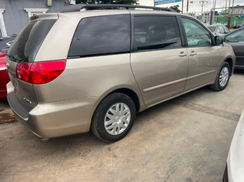 TOYOTA Sienna   - 2006