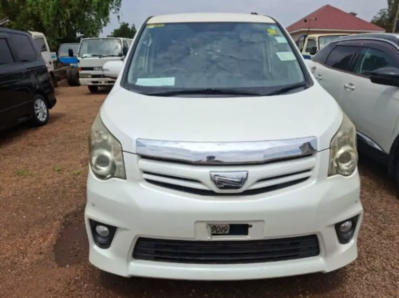 TOYOTA Noah   - 2013