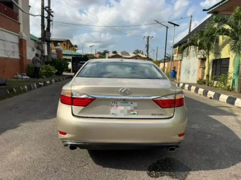 Lexus ES   - 2013