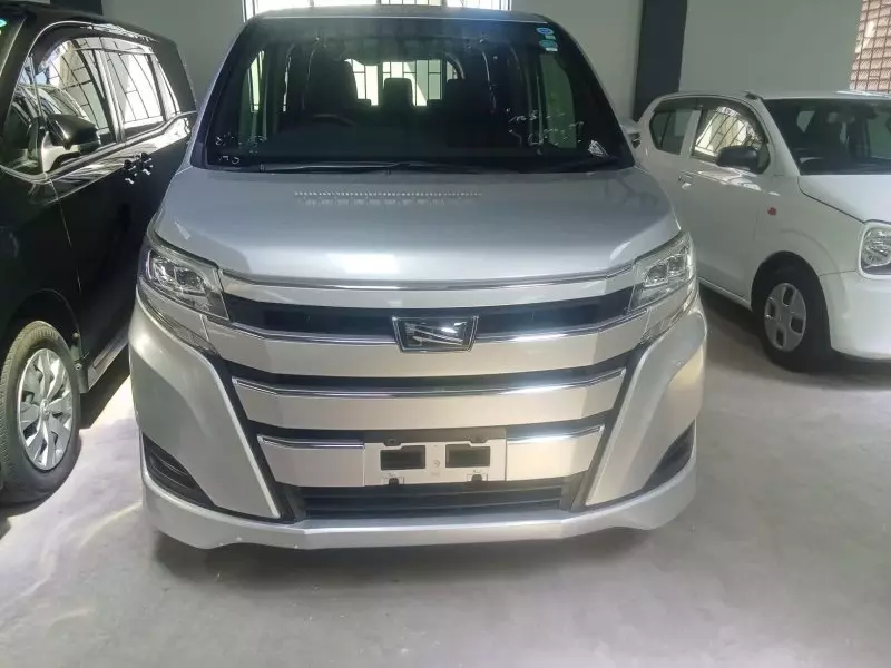 Toyota Noah   - 2018