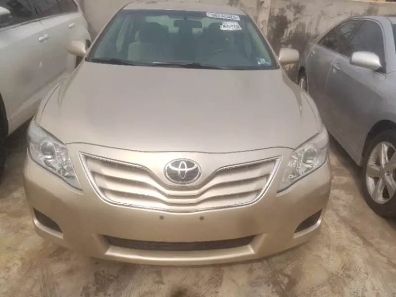 Toyota Camry   - 2010