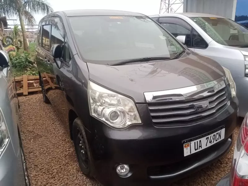 Toyota Noah   - 2010