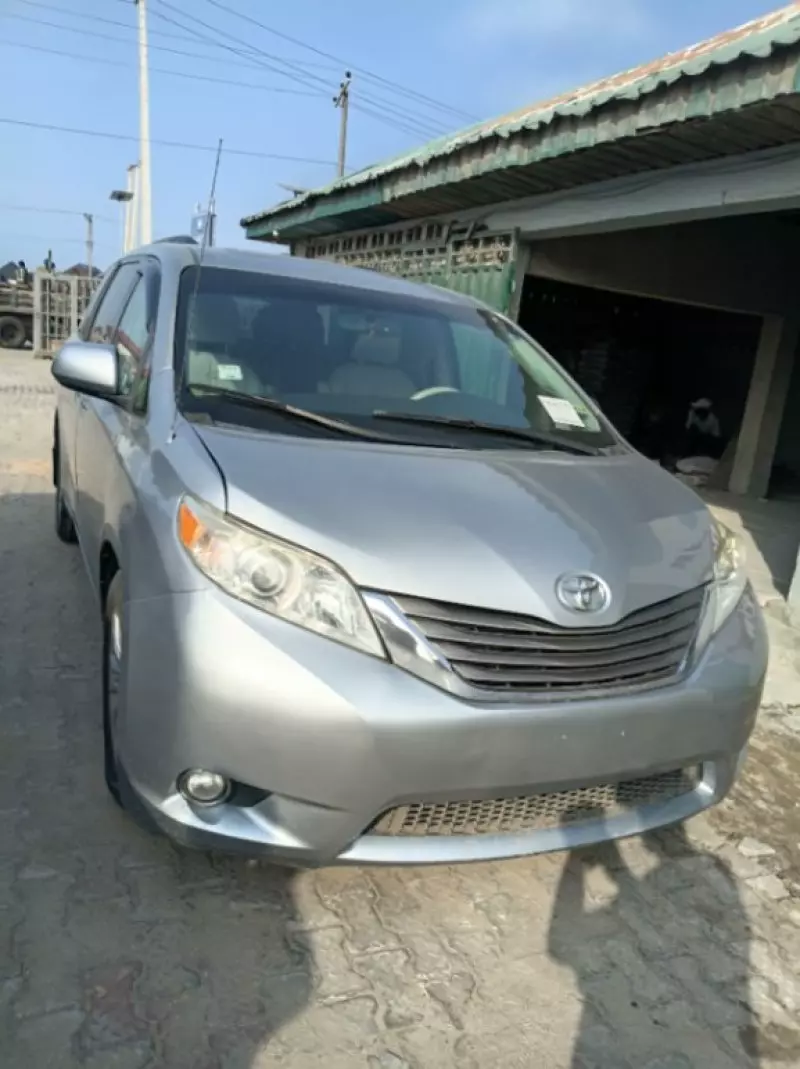 TOYOTA Sienna - 2012