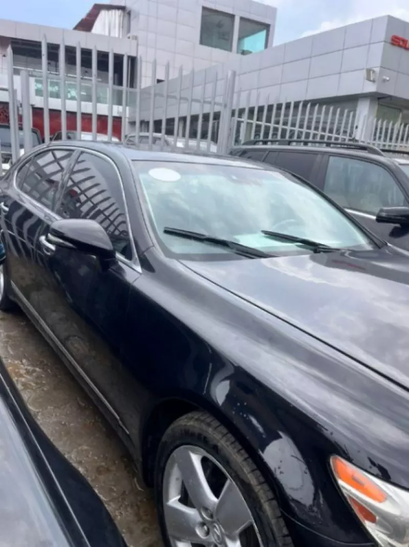 Lexus LS   - 2011