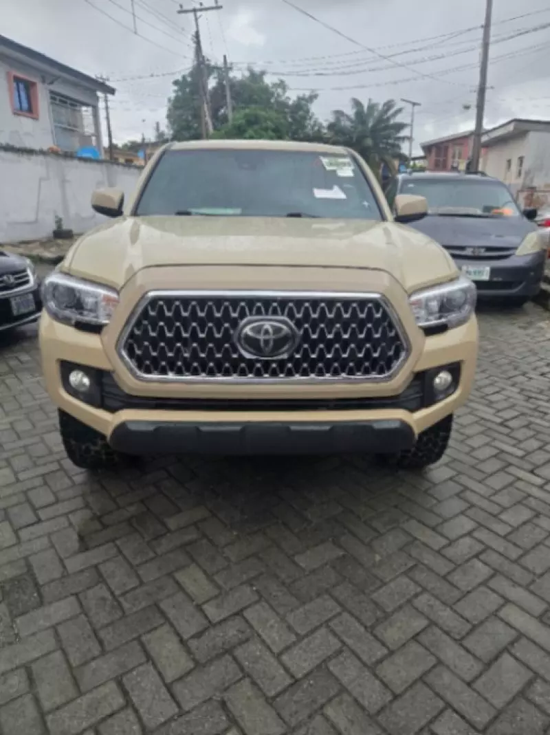 TOYOTA Tacoma   - 2018