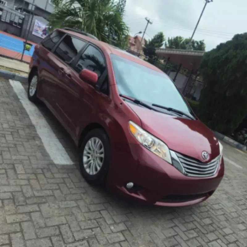 TOYOTA Sienna   - 2011