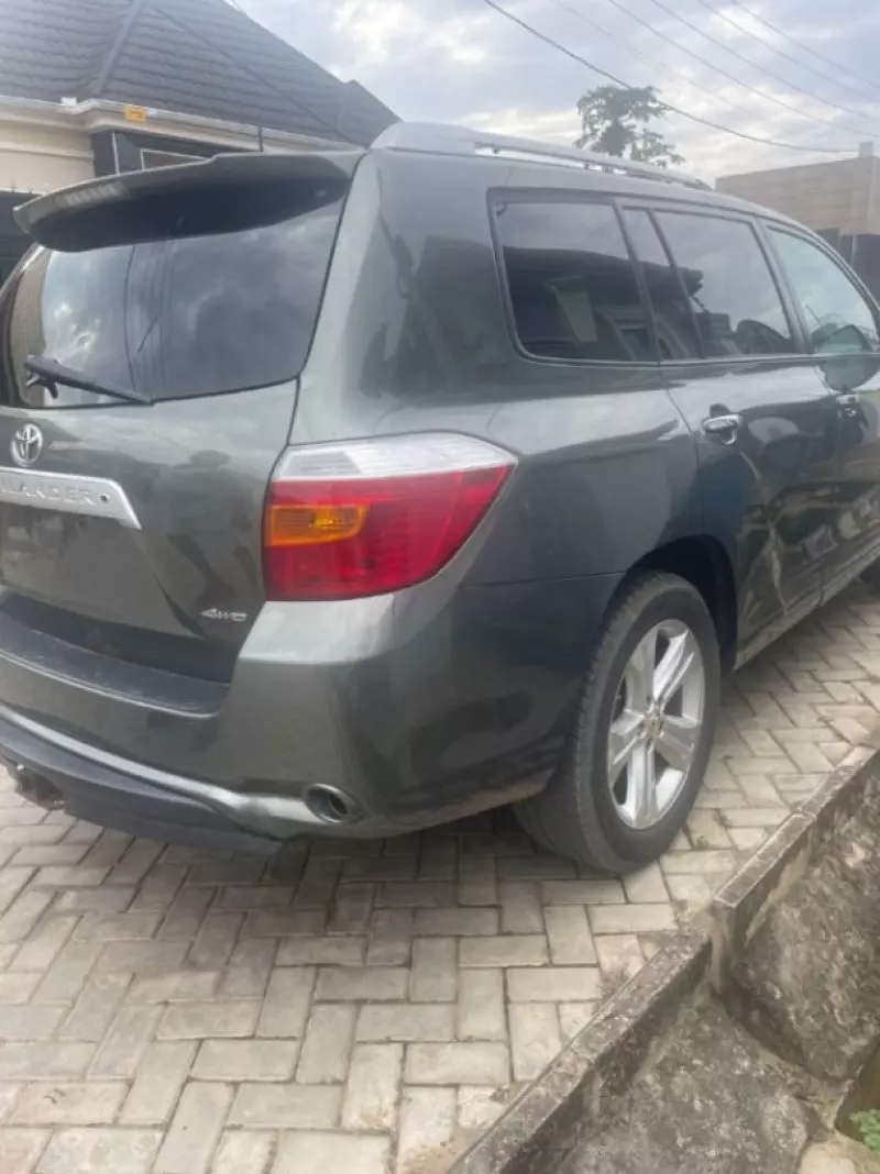 Toyota Highlander   - 2010