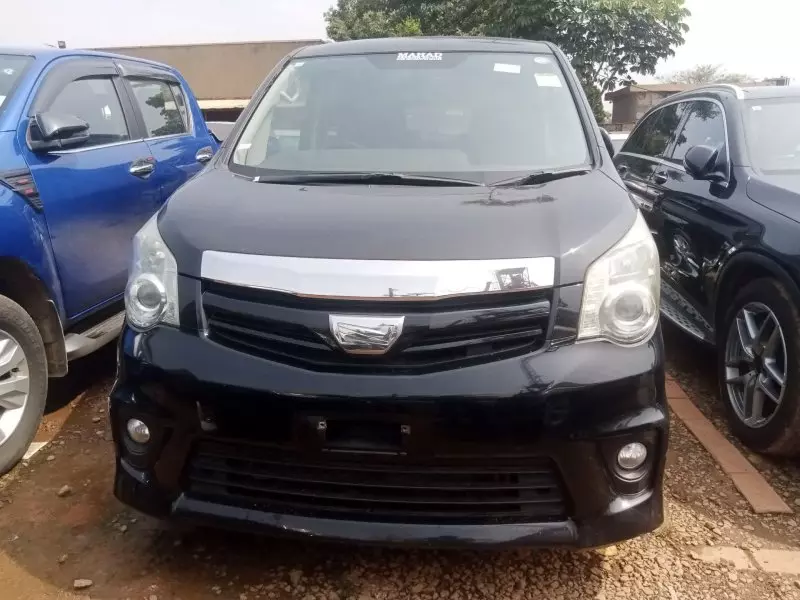 Toyota Noah   - 2012
