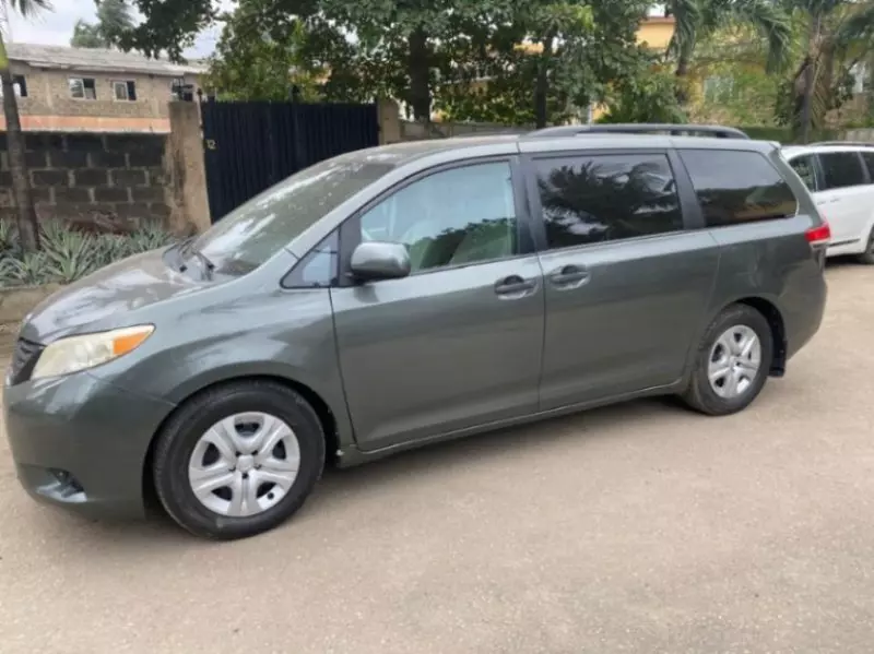 TOYOTA Sienna   - 2013