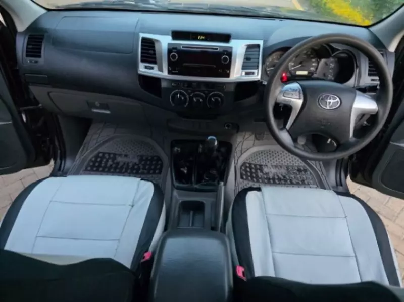 Toyota Hilux   - 2015