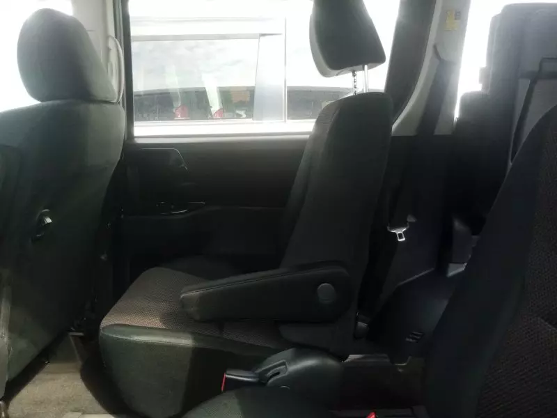 Toyota Noah   - 2012