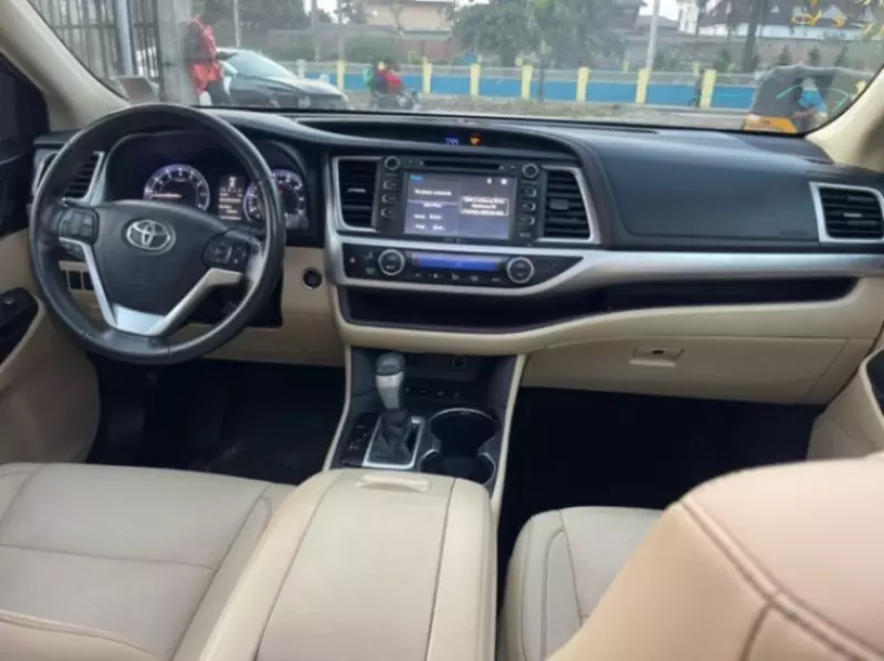 Toyota Highlander   - 2016
