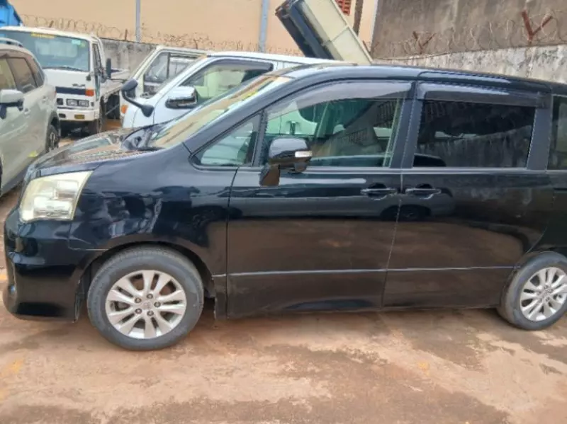 TOYOTA Noah - 2012