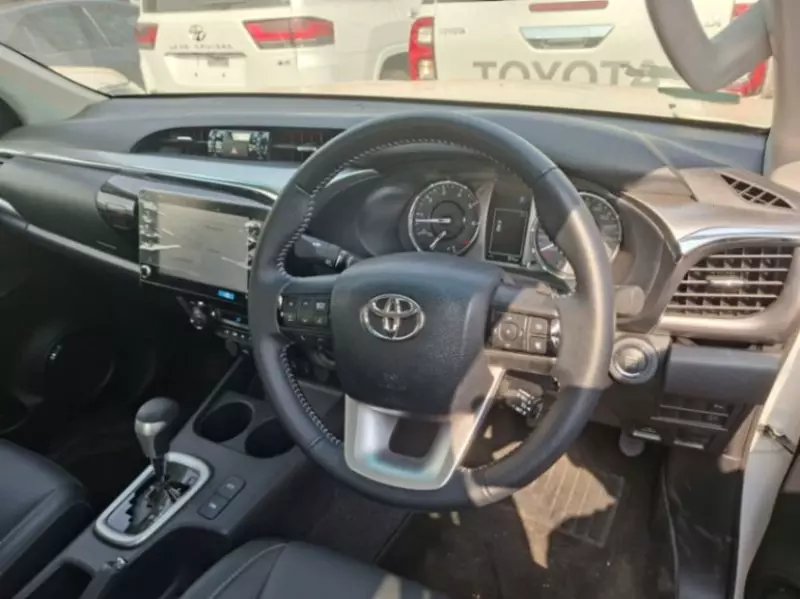 TOYOTA Hilux - 2025