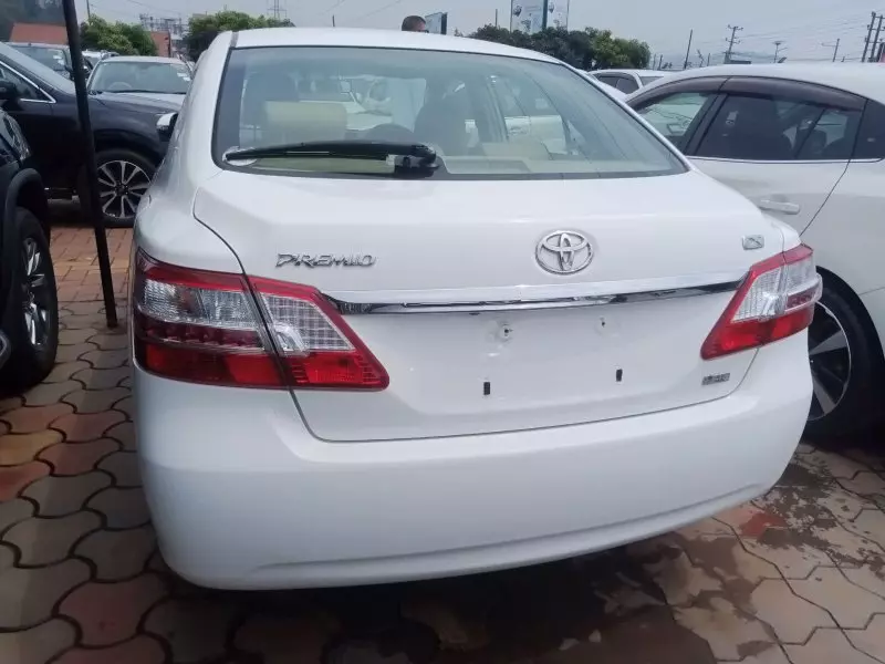 Toyota Premio    - 2014