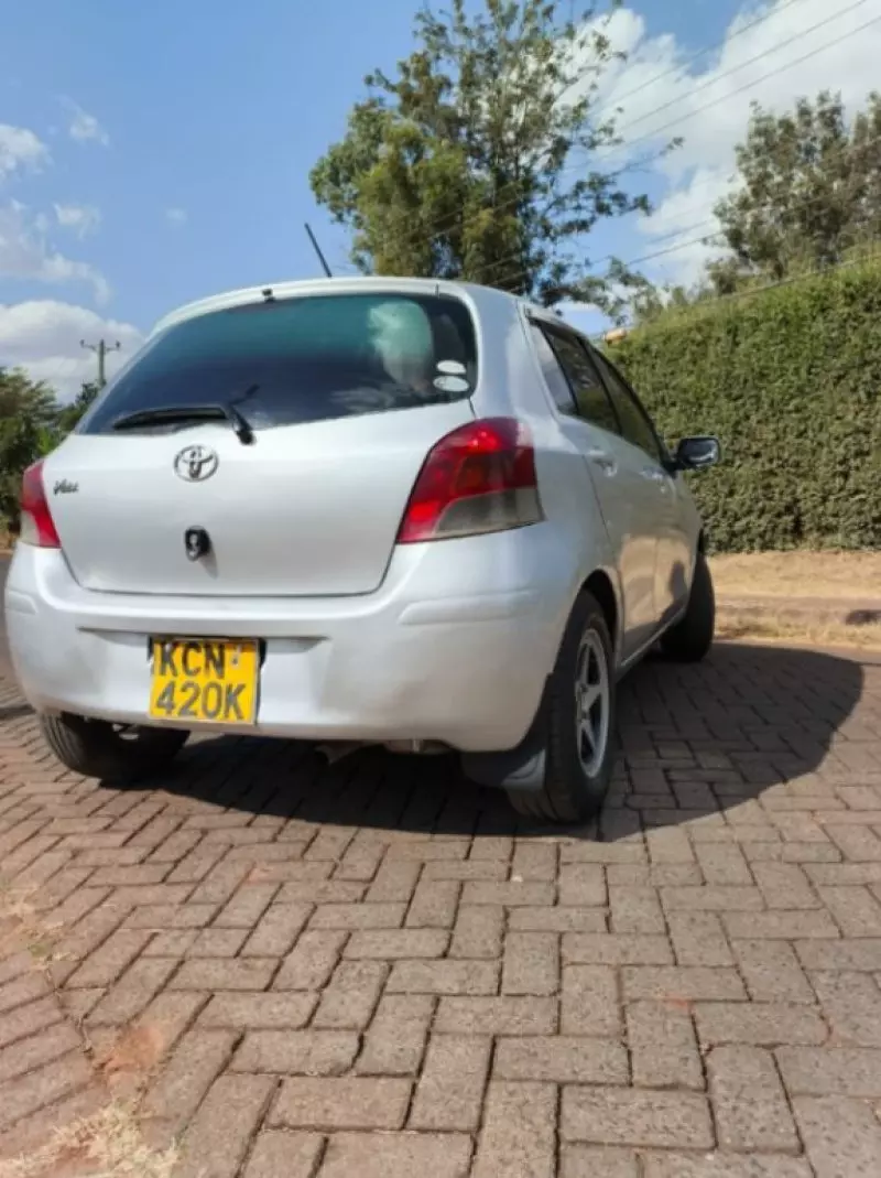 TOYOTA Vitz   - 2010