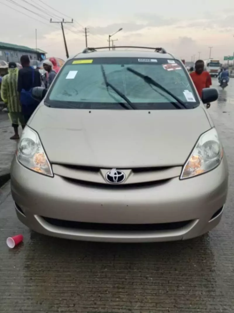 TOYOTA Sienna   - 2010