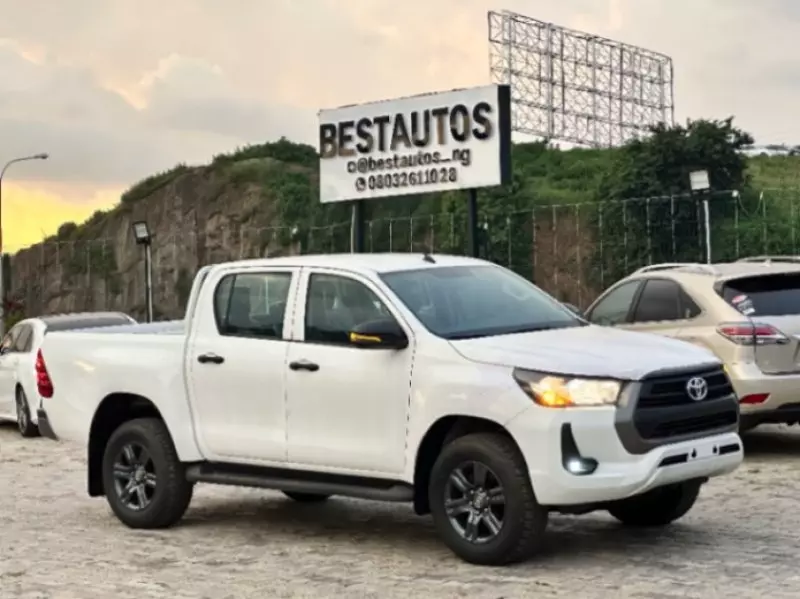 TOYOTA Hilux - 2025
