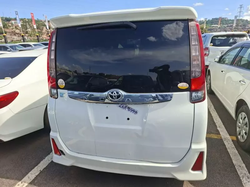Toyota Noah Hybrid - 2016