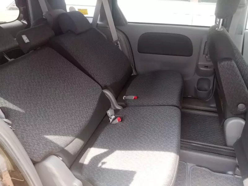 Toyota Sienta   - 2012