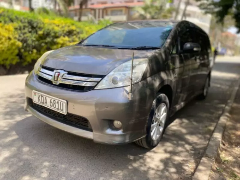 Toyota Isis    - 2013