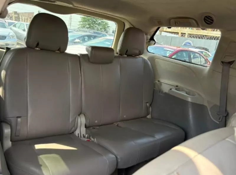 TOYOTA Sienna   - 2011