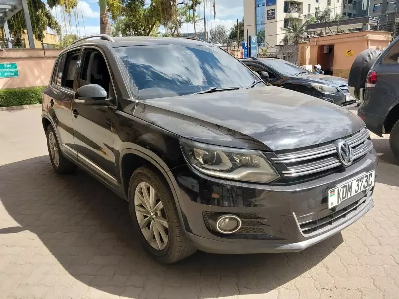 Volkswagen Tiguan   - 2015