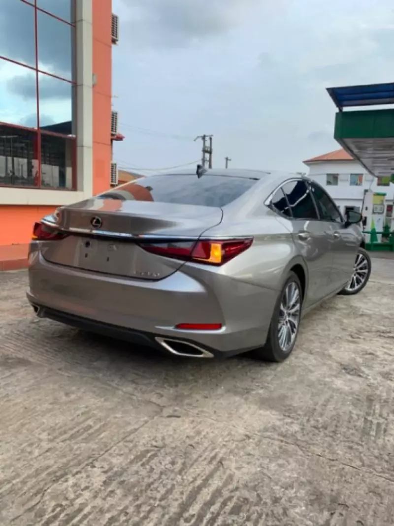 Lexus ES   - 2019